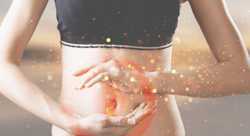 Donna in abbigliamento sportivo che poggia le mani sul ventre, con effetti grafici luminosi e simbolo di bersaglio sull’addome, a rappresentare l’importanza dell’equilibrio intestinale e della salute digestiva.